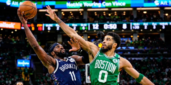 NBA常规赛布鲁克林篮网队对阵波士顿凯尔特人队的篮球比赛直播画面，球员防守瞬间