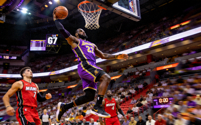 NBA总决赛第七场湖人对阵热火的篮球比赛回放精彩瞬间，詹姆斯扣篮